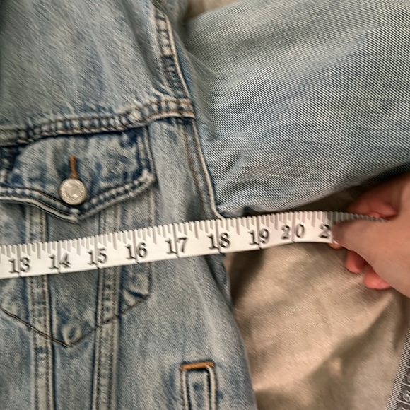 Levis Medium Light Wash Jean Jacket. Size S - Picture 8 of 11